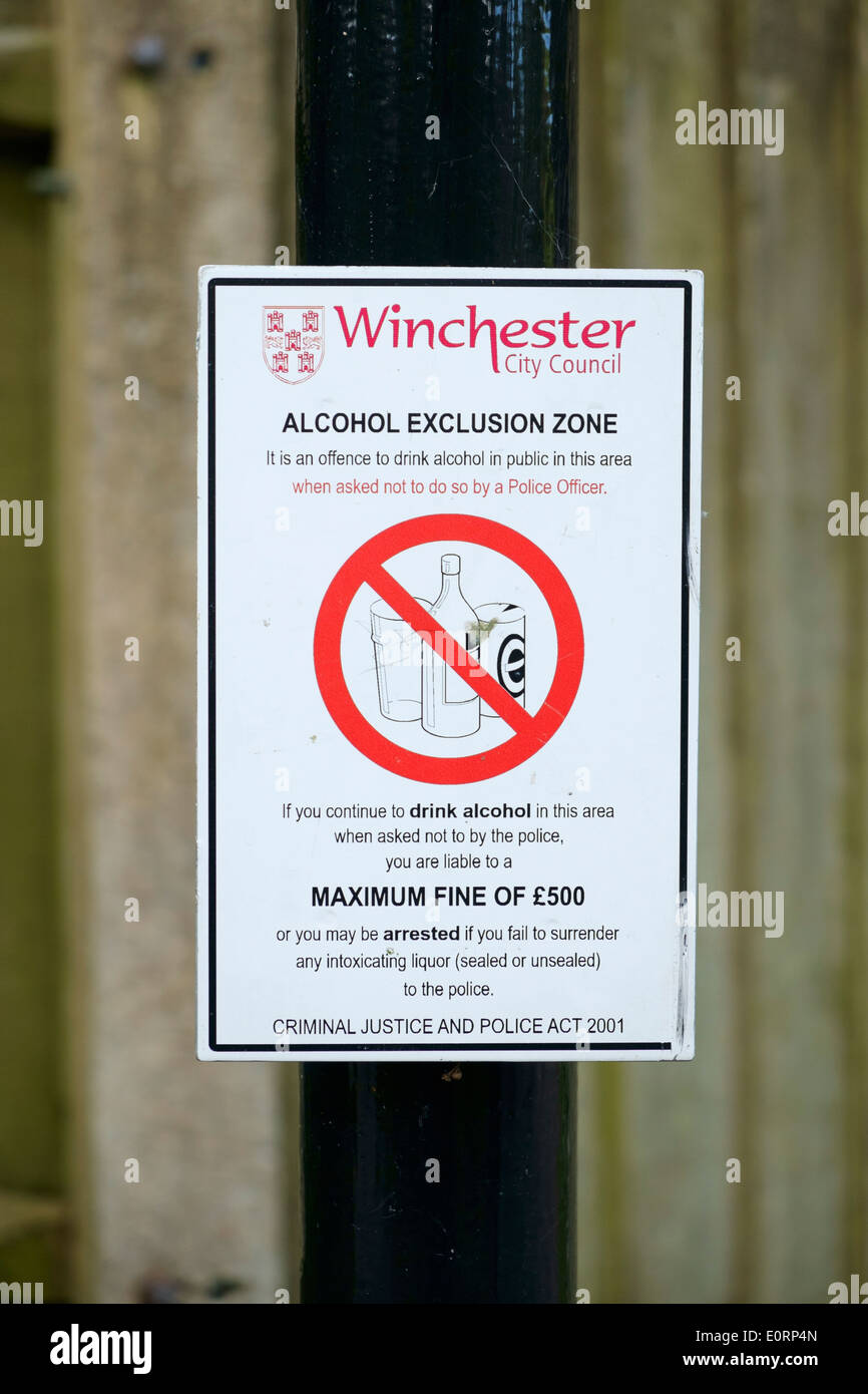 Zona de Exclusión alcohol signo, UK - prohibir beber alcohol al aire libre en un parque público Foto de stock