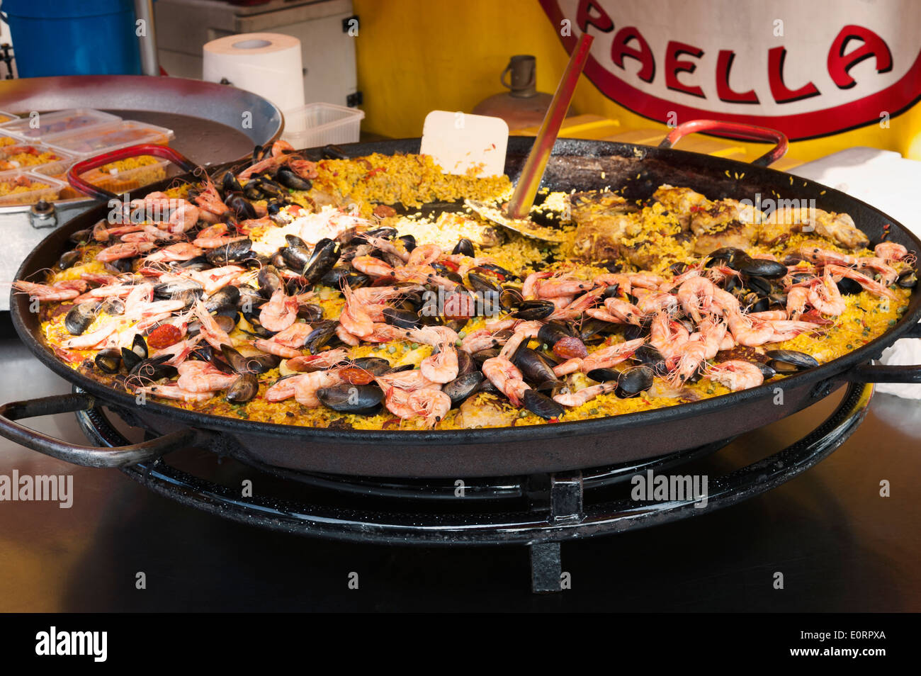 Gran plato de paella de mariscos en un puesto en el mercado Foto de stock