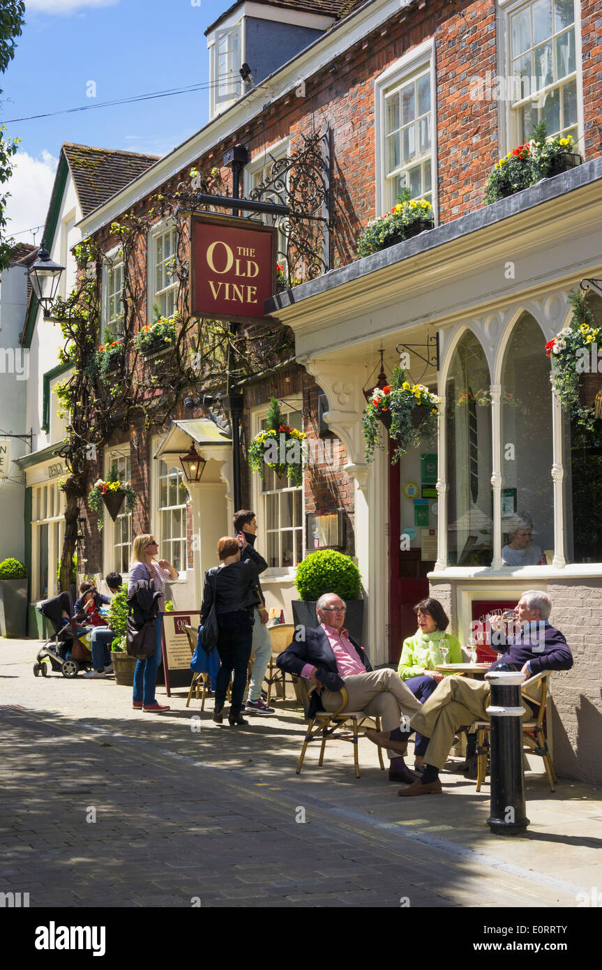 Antiguo pub de Winchester, Hampshire, Inglaterra, Reino Unido - con personas relajarse bajo el sol Foto de stock