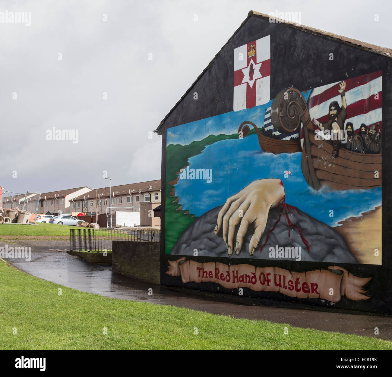 La pintura de la pared de la Mano Roja del Ulster en el lateral de la casa de Belfast, Irlanda del Norte Foto de stock