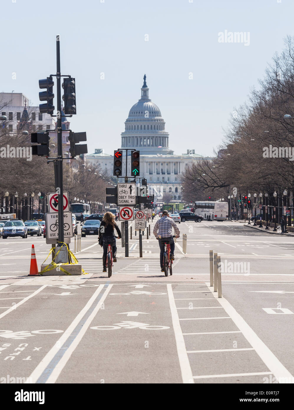 Washington DC, Estados Unidos - Ciclista ciclistas en bicicleta a lo largo de la Avenida Pennsylvania acercarse al edificio del Capitolio Foto de stock