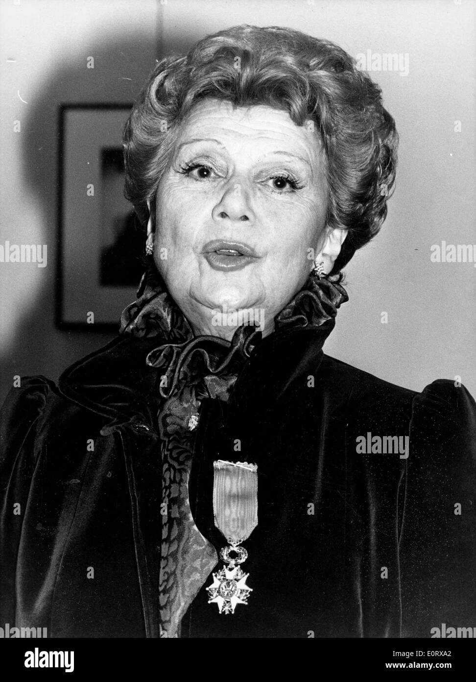 La actriz Edwige Feuillere recibe la Legión de Honor Fotografía de