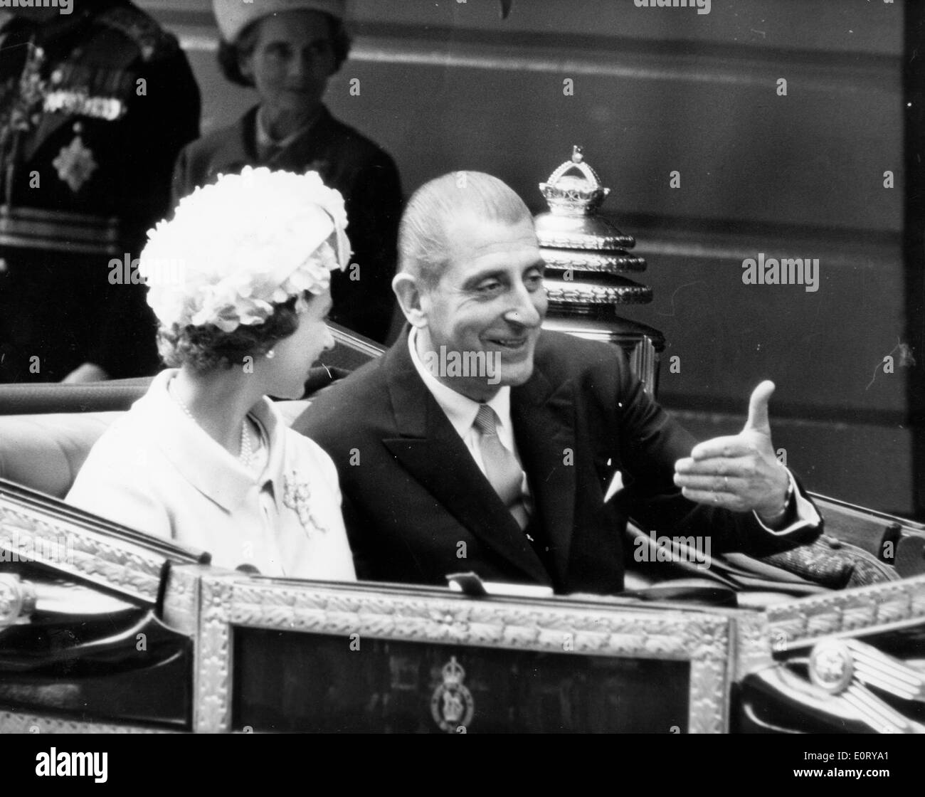 El Presidente Eduardo Frei con la reina Isabel II Foto de stock