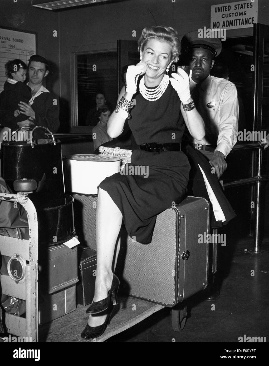 La actriz Betty Furness en el aeropuerto. Foto de stock