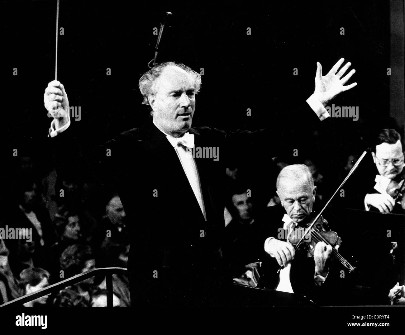 Director de orquesta Rafael Kubelik dirigiendo una orquesta Foto de stock