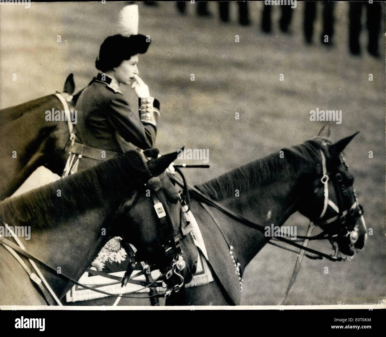 Jun 06, 1960 - TROOPING LA CEREMONIA DEL COLOR, la ceremonia del Trooping el color, para celebrar el cumpleaños oficial de Su Majestad la Reina, se ha celebrado hoy en el Desfile de los guardias a caballo, cuando H.R. tomó la salute. El color trooped hoy fue la de la 3ra. Batallón, los Granaderos de la guardia. Muestra Fotográfica BIPPA: Estudio de S.M. La reina a caballo protectores durante el desfile Trooping hoy la ceremonia de color. Foto de stock