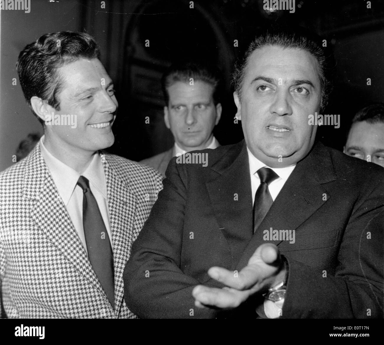 El cineasta Federico Fellini con Marcello Mastroianni Foto de stock
