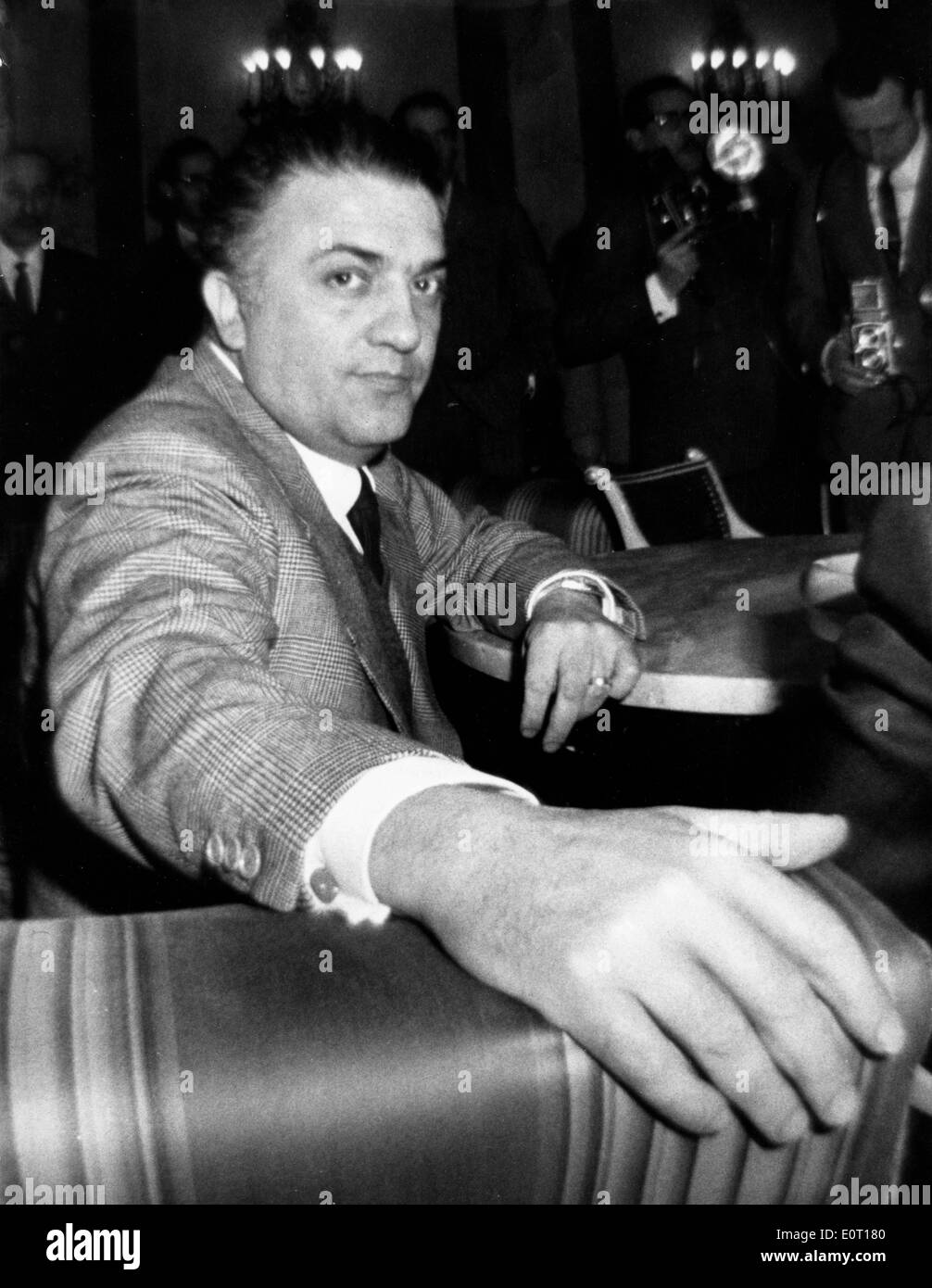 Director Federico Fellini sentado en un salón Foto de stock