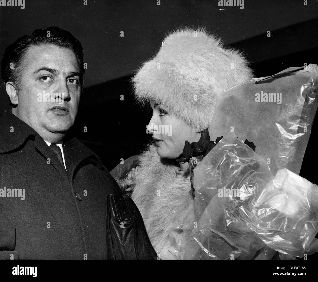 Director Federico Fellini con su esposa Giulietta Masina Foto de stock