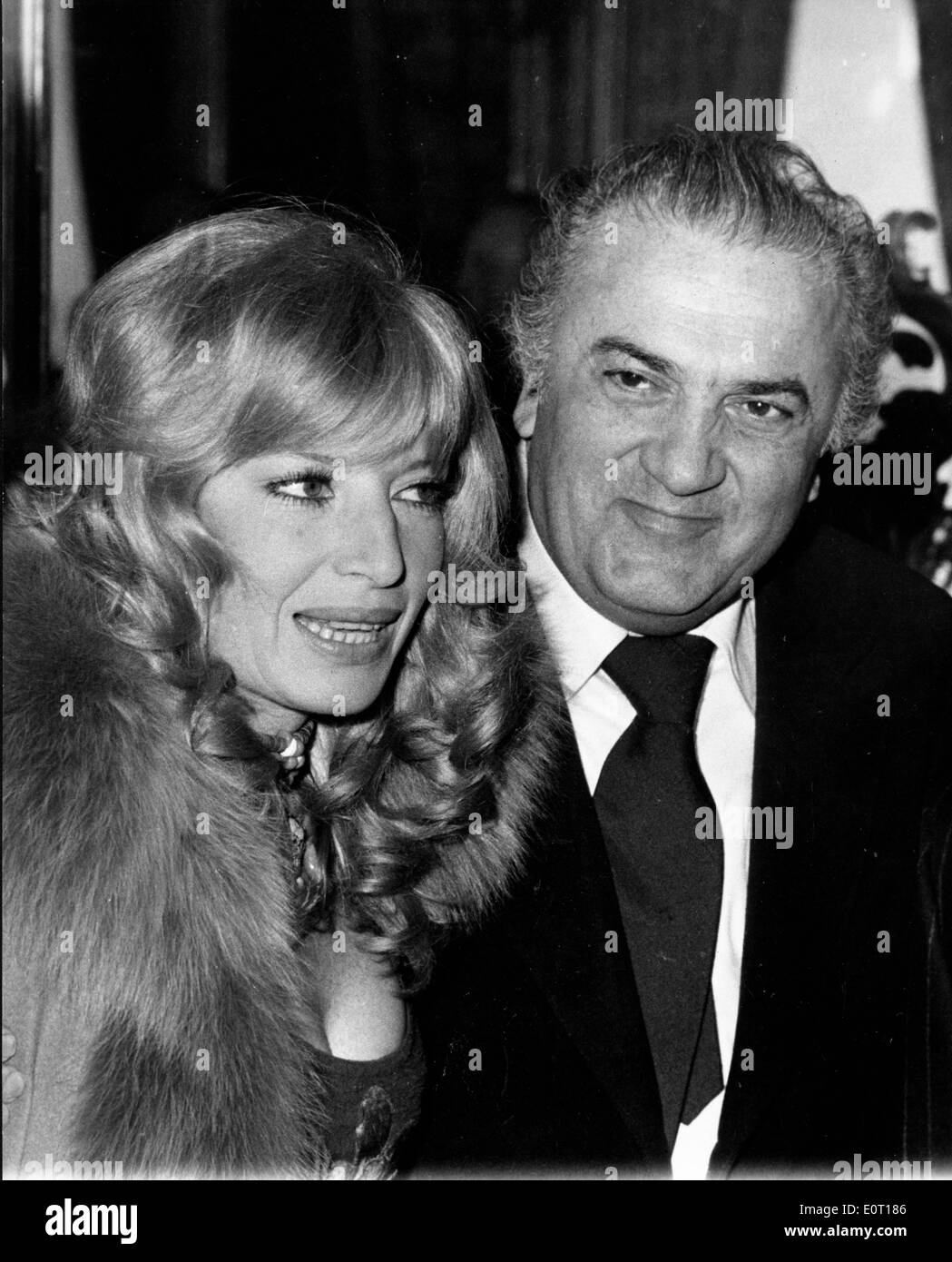 Director Federico Fellini llega al partido con la mujer Foto de stock
