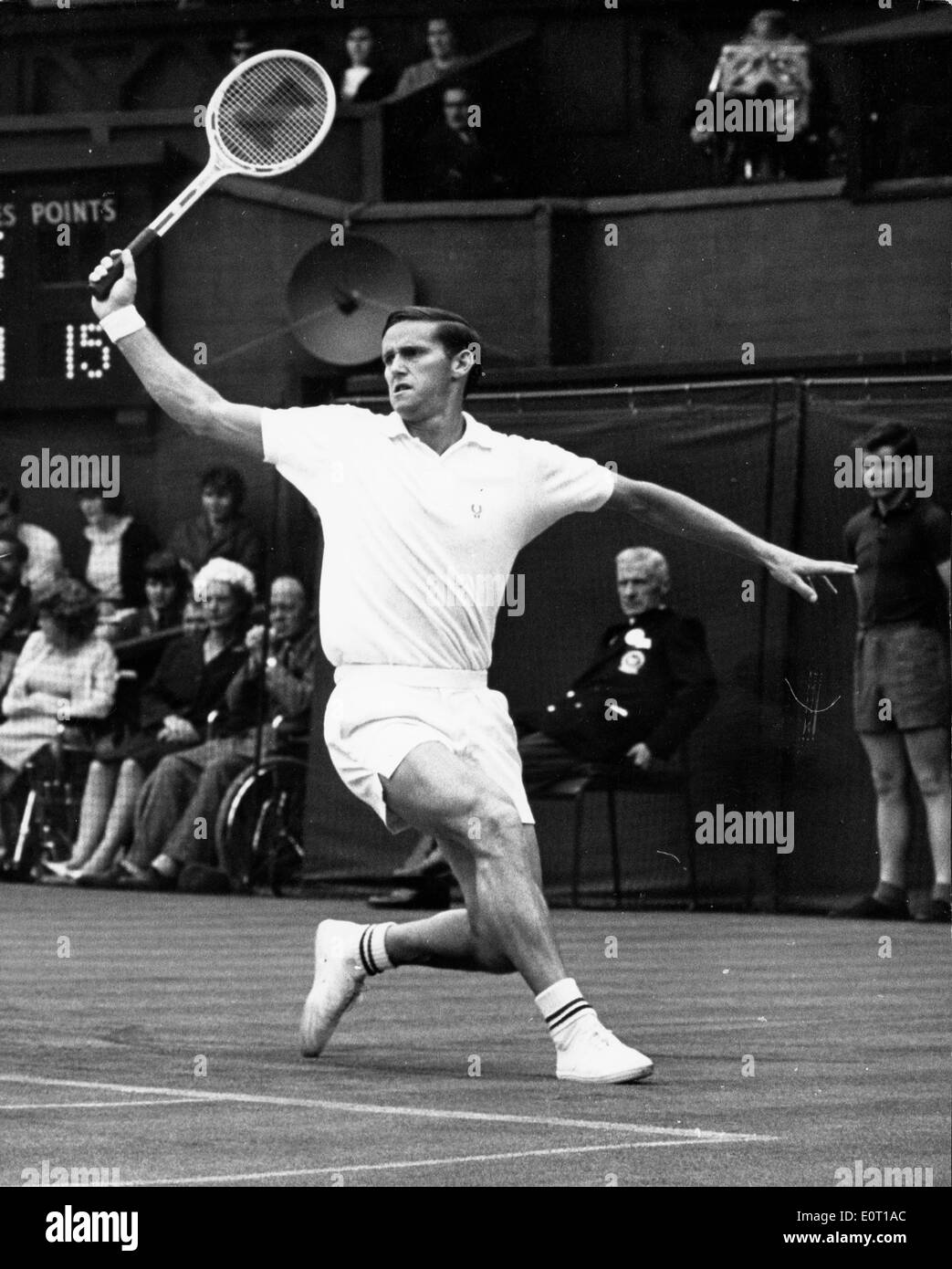 Jugador de tenis Roy Emerson durante un partido Fotografía de stock - Alamy