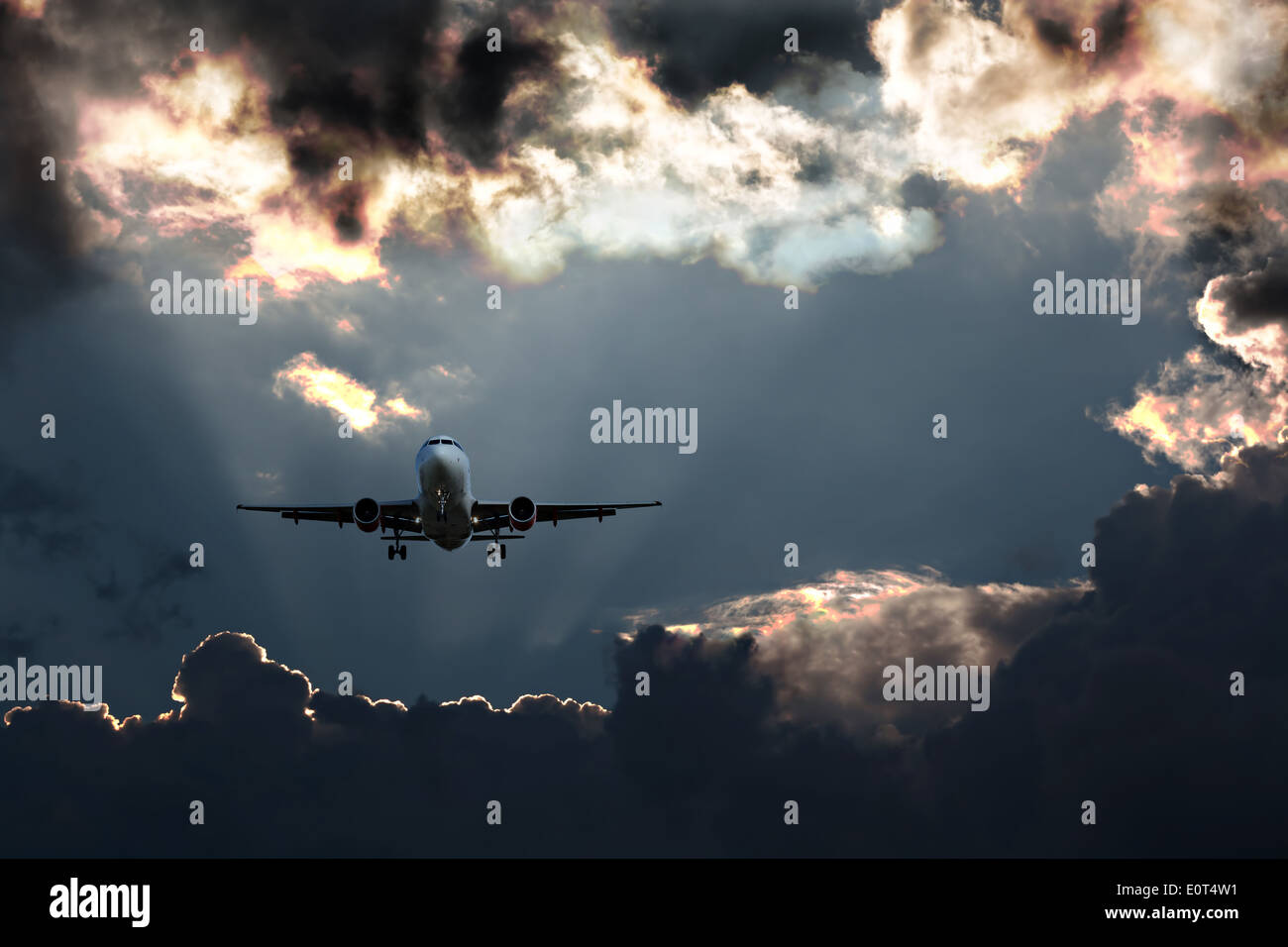 Avión de pasajeros en la aproximación final, contra un cielo tormentoso Foto de stock