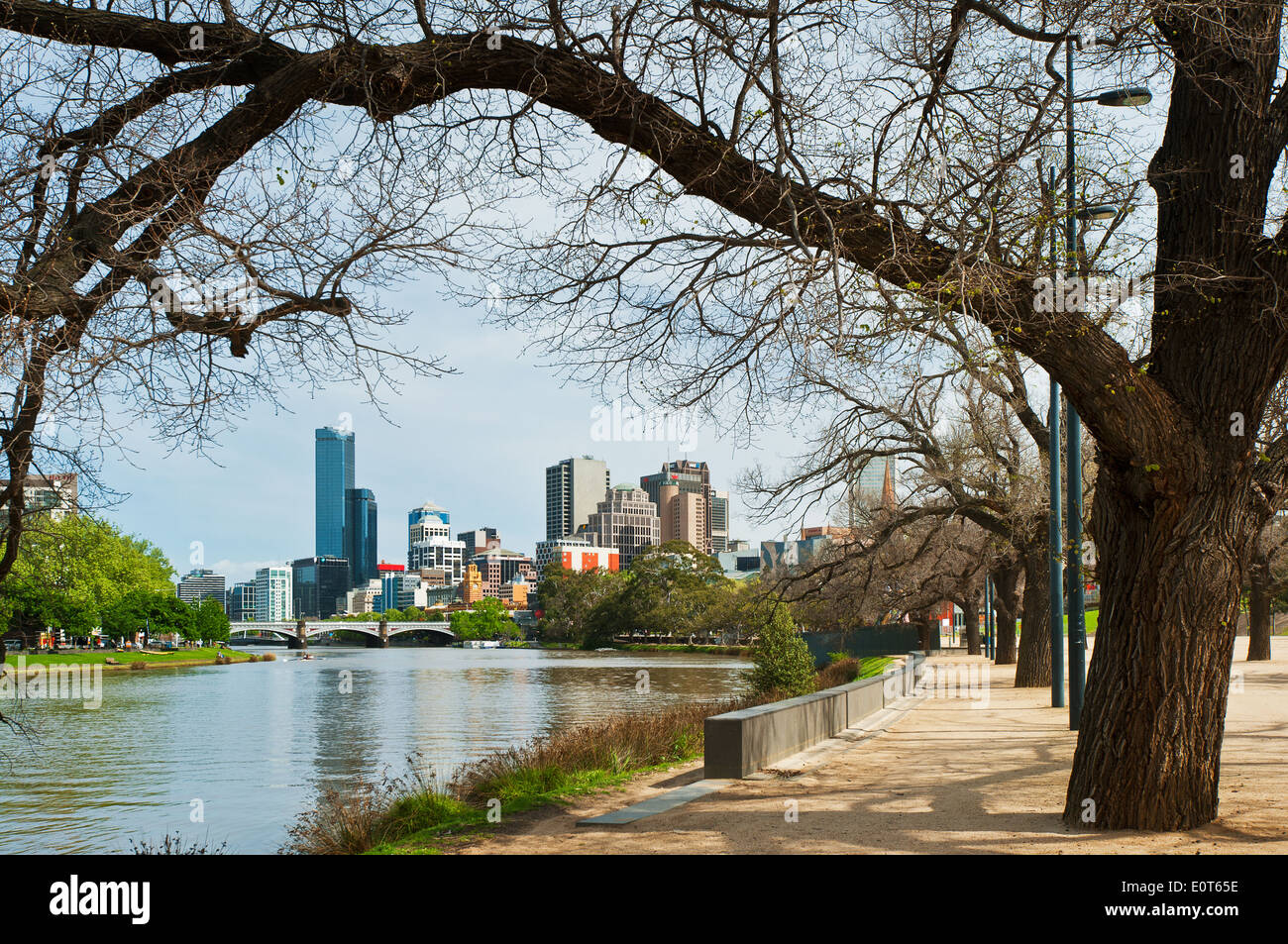 Río Yarra en la ciudad de Melbourne. Foto de stock