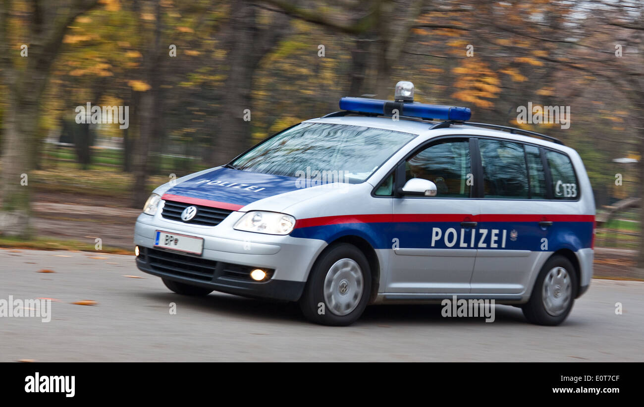 Fahrendes Polizeiauto - coche de policía Foto de stock