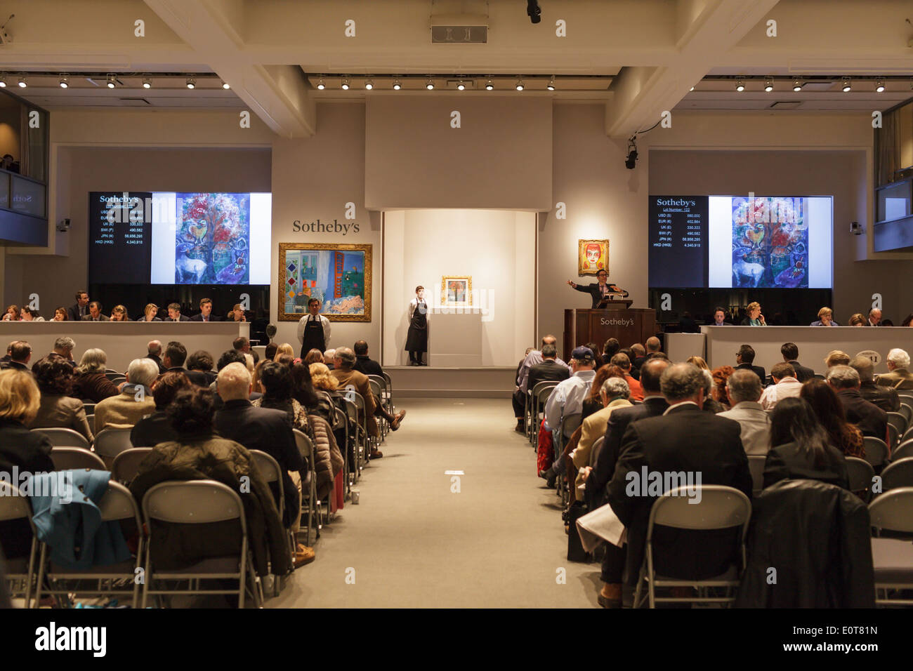 La licitación en curso sobre una pintura de Chagall, Sotheby's subasta de obras de arte, Nueva York, Nueva York, EE.UU. Foto de stock