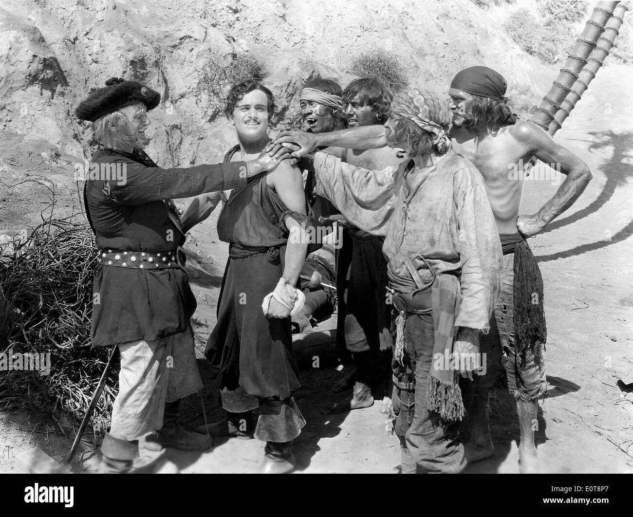 Donald Crisp, (izquierda), Douglas Fairbanks, en el plató de la película, "El Pirata Negro", 1926 Foto de stock