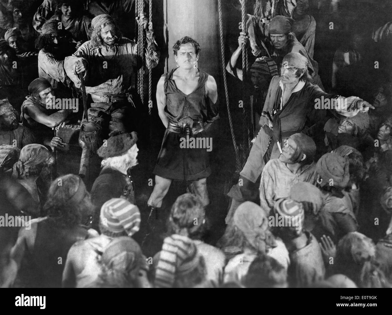 Douglas Fairbanks, (centro), en el conjunto de la película muda, "El Pirata Negro", 1926 Foto de stock