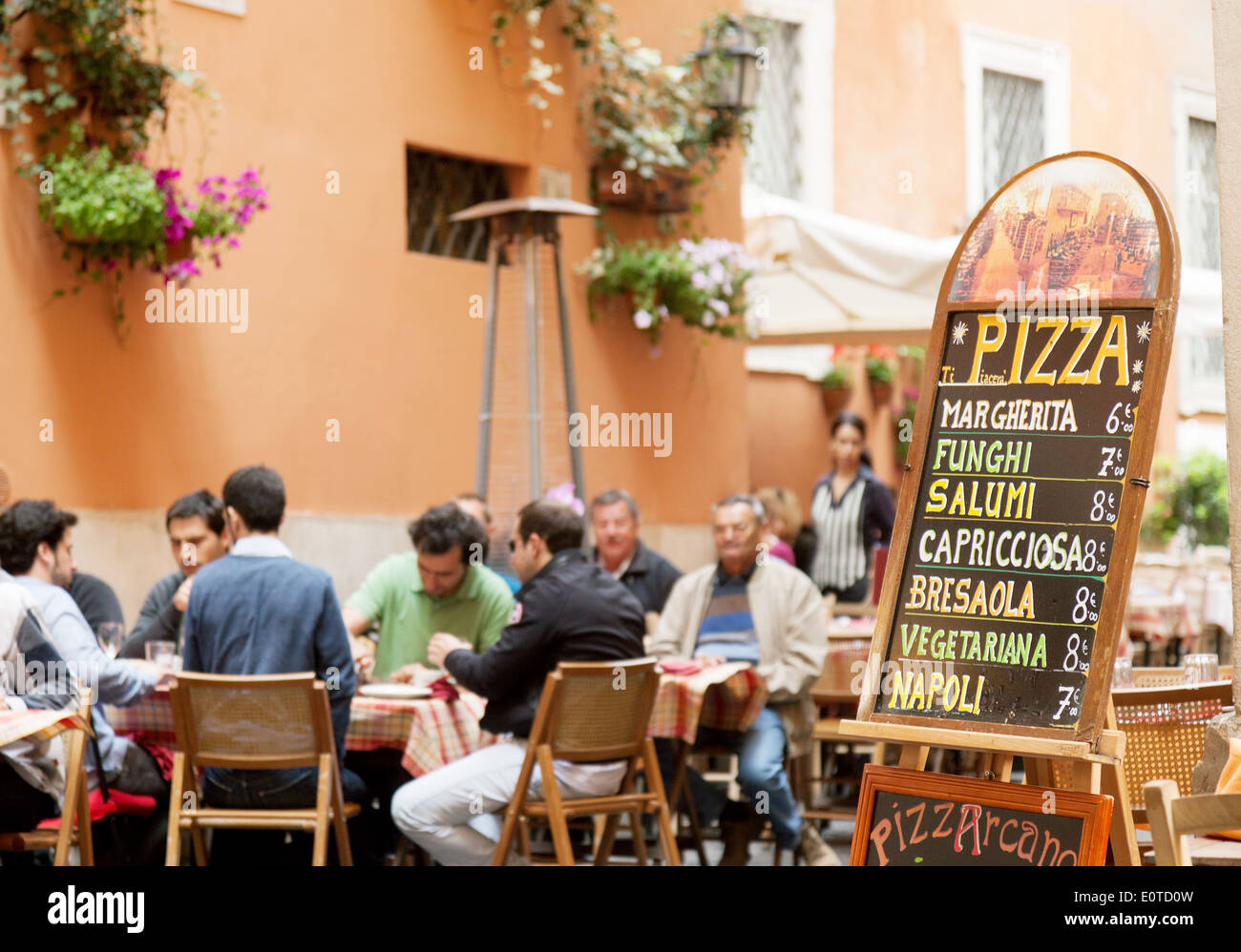 Restaurante de pizza o una pizzería, Roma, Italia Europa Foto de stock