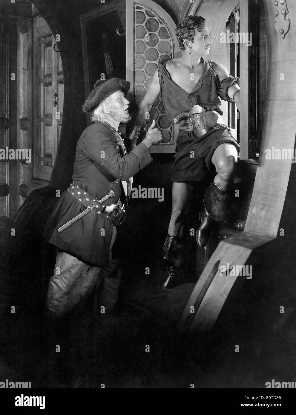 Donald Crisp, (izquierda), Douglas Fairbanks, en el plató de la película, "El Pirata Negro", 1926 Foto de stock