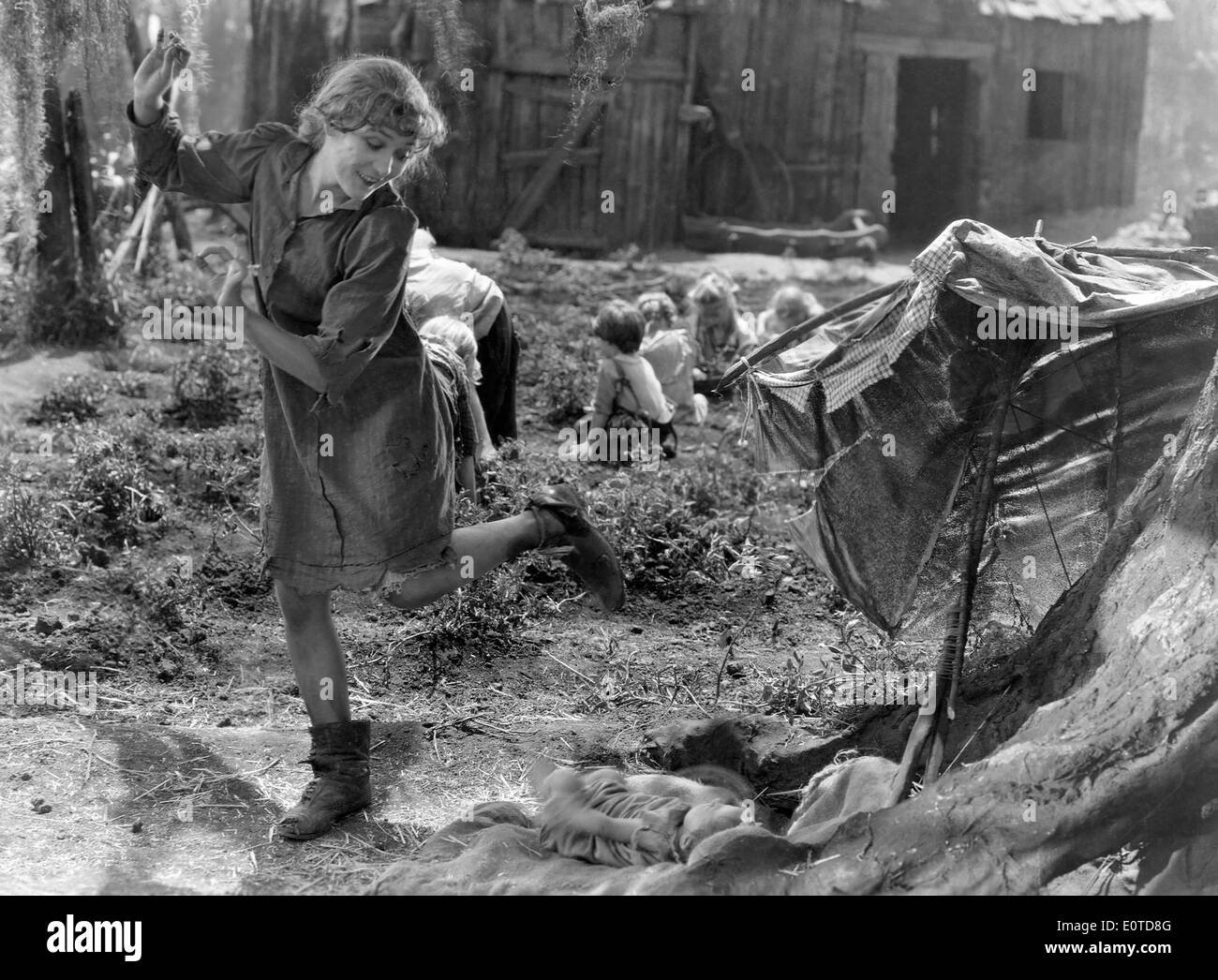 Mary Pickford, en el conjunto de la película muda, 'Sparrows', 1926 Foto de stock