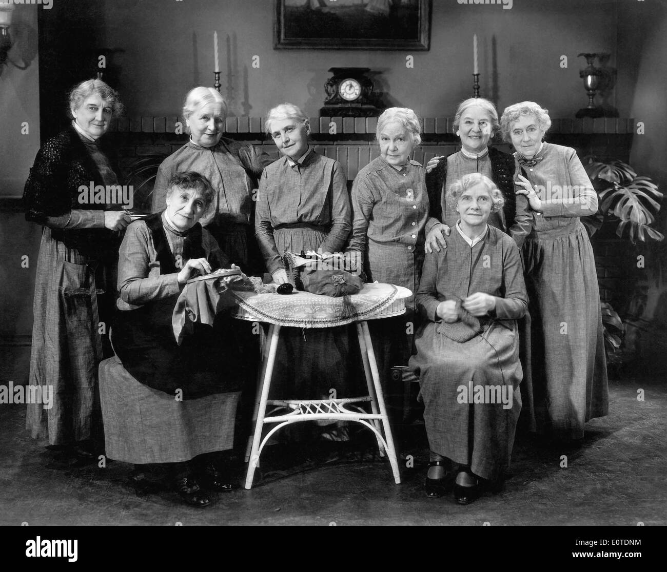 (De pie), Tempe Pigott, Margaret Mann, Emma Tansey, Effie Ellsler, Mayo Robson & Ida Lewis (de pie), Clara Bracy &Edith Yorke (sentado), en el plató de la película, "Si yo tuviera un millón', 1932 Foto de stock