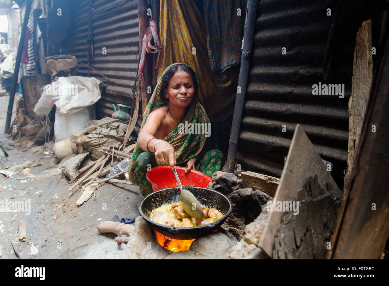 Pueblo de Bangladesh en shanty parte de Dhaka viven en la extrema pobreza. Foto de stock