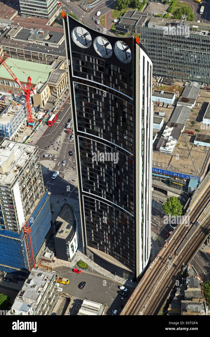 Vista aérea de los estratos edificio torre en el Elephant & Castle, London, UK Foto de stock