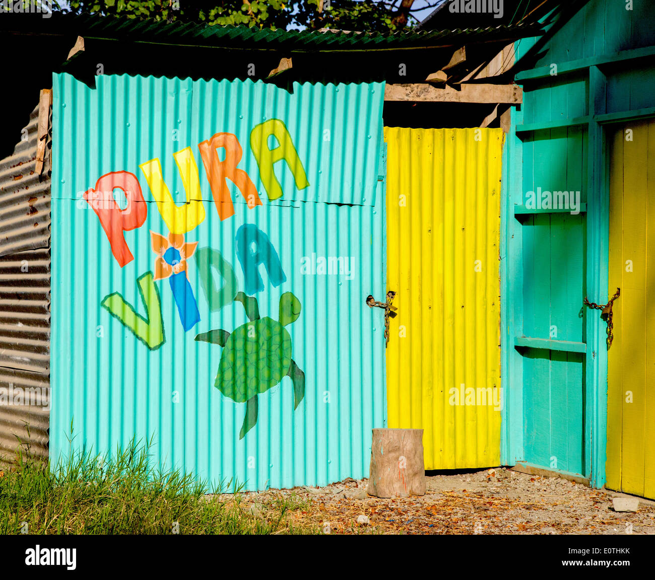 Colorido shack corrugado con Pura Vida, el costarricense Tico's maxim saludo y forma de vida Foto de stock