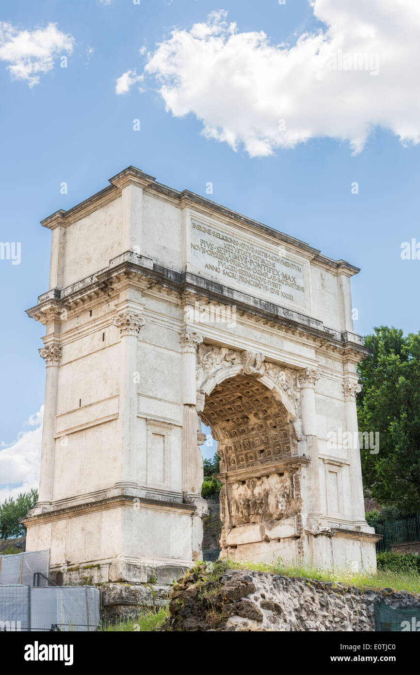 El Foro de Roma: el Arco de Tito, en la entrada al Foro en la Via Sacra, uno de los lugares icónicos de la Roma Imperial Foto de stock