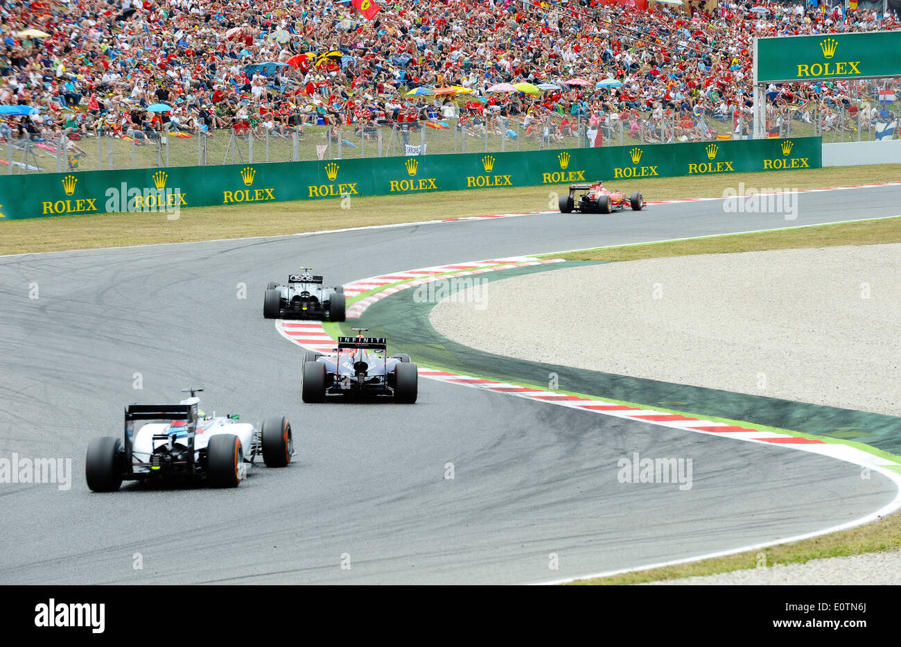 Grand Prix de Fórmula Uno de España 2014 ---- coches de carreras en la curva delante de espectadores Foto de stock