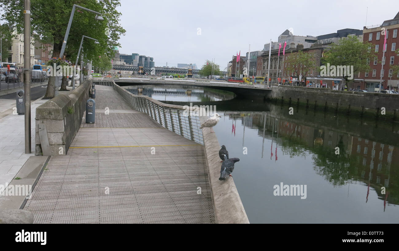 Imagen tomada durante la construcción del Rosie Hackett Puente sobre el río Liffey, en el centro de la ciudad de Dublin Foto de stock