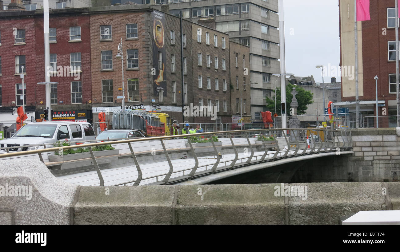 Imagen tomada durante la construcción del Rosie Hackett Puente sobre el río Liffey, en el centro de la ciudad de Dublin Foto de stock