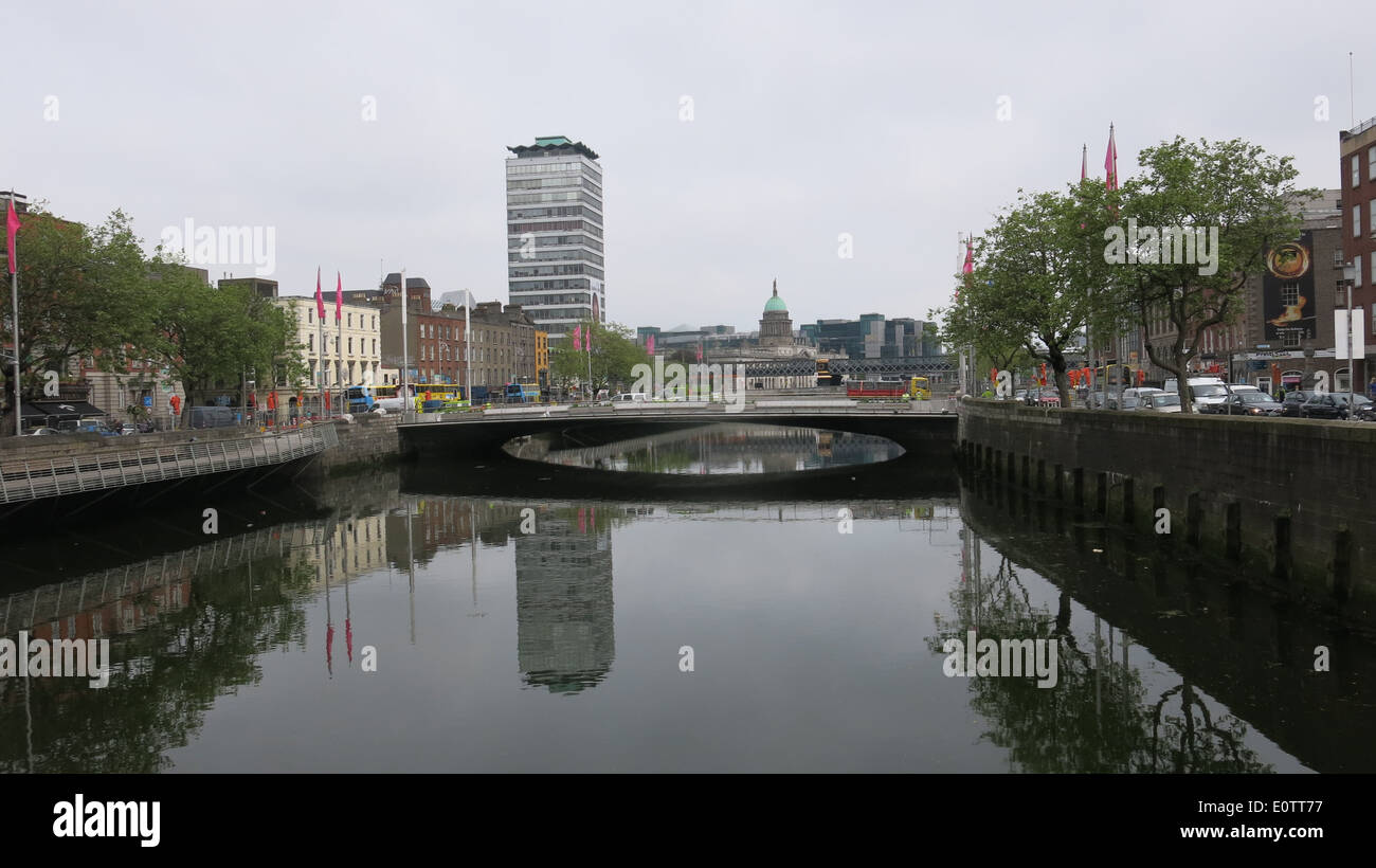 Imagen tomada durante la construcción del Rosie Hackett Puente sobre el río Liffey, en el centro de la ciudad de Dublin Foto de stock