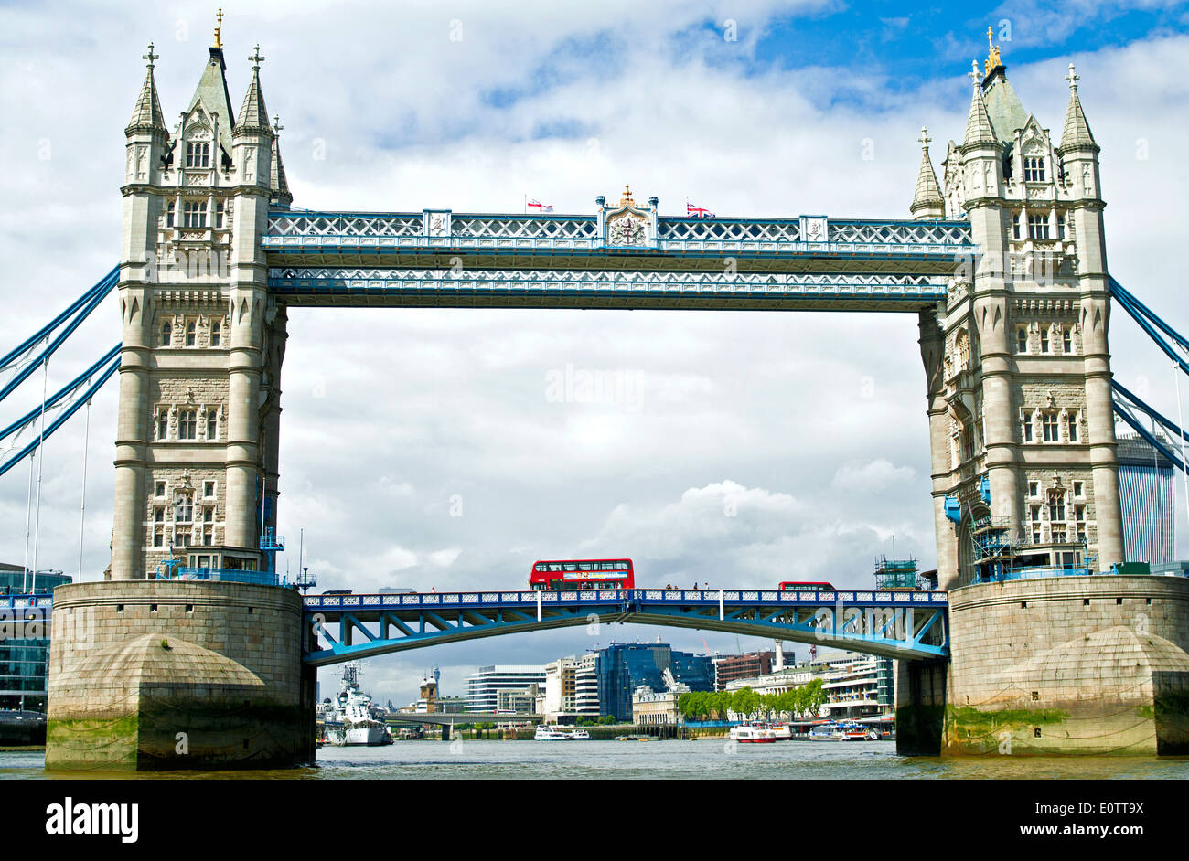 Cruce de autobuses rojos de Londres Tower Bridge, visto desde el río Támesis, Londres, Inglaterra Foto de stock