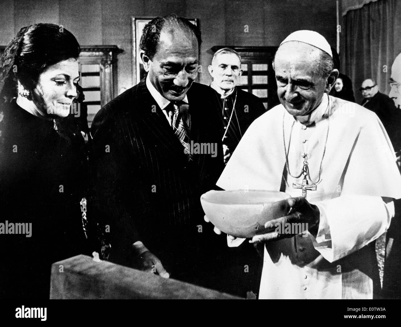 El Papa Pablo Vl sosteniendo un cuenco durante el evento Foto de stock
