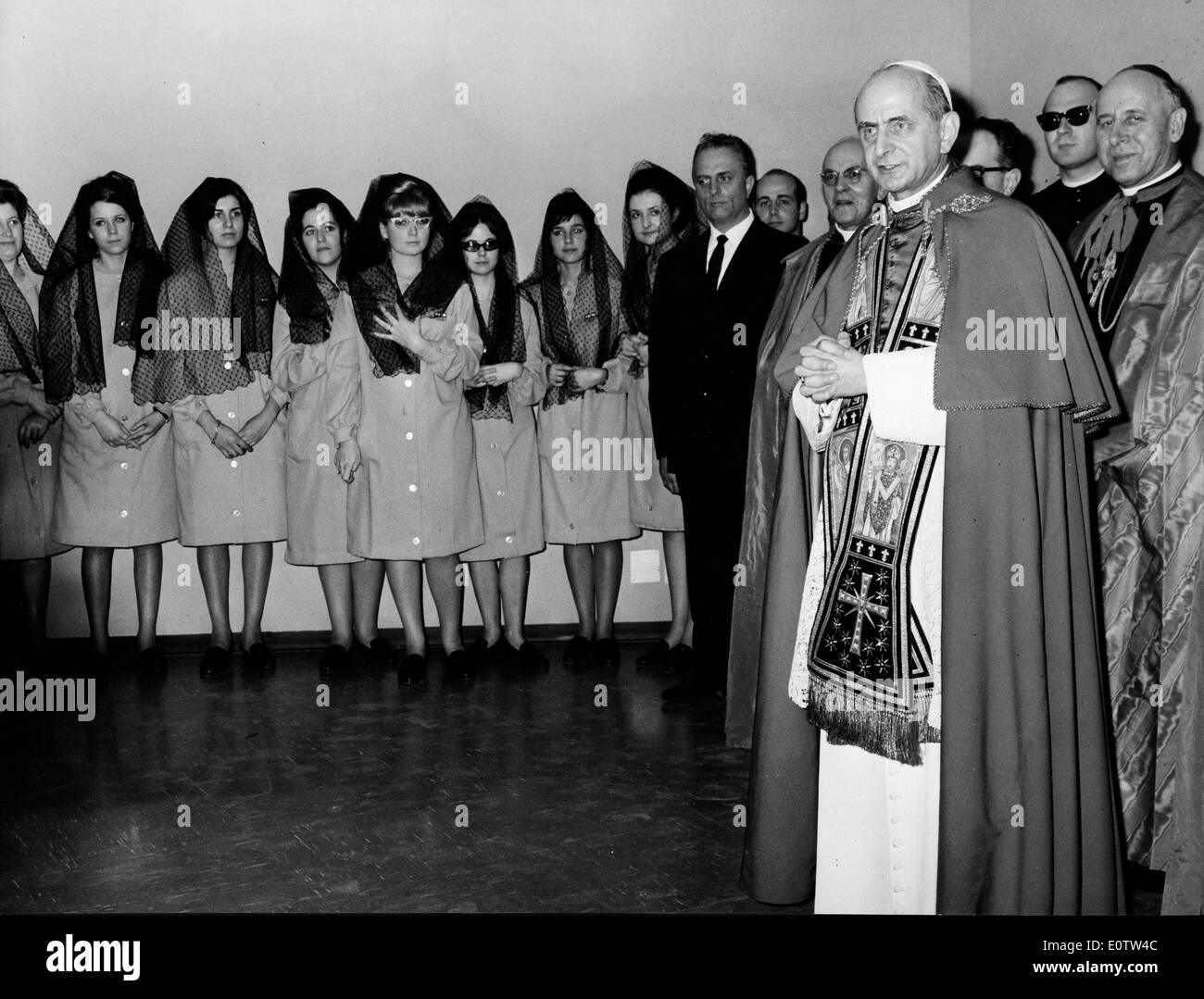 El Papa Pablo Vl en un evento con monjas Foto de stock
