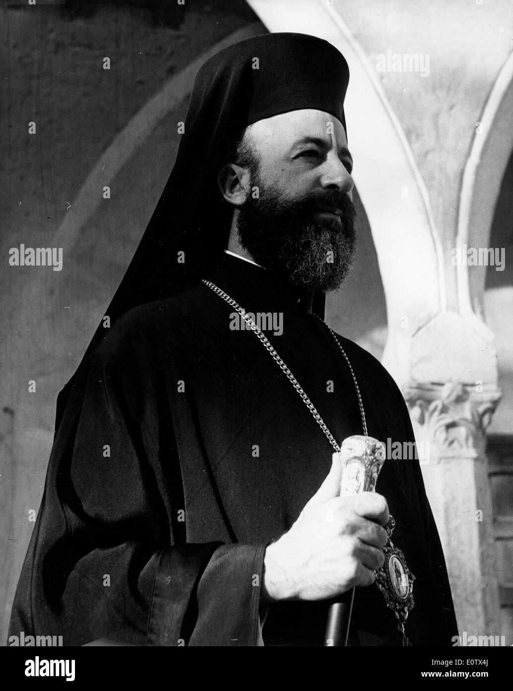 El arzobispo Makarios III de pie en un arco Foto de stock