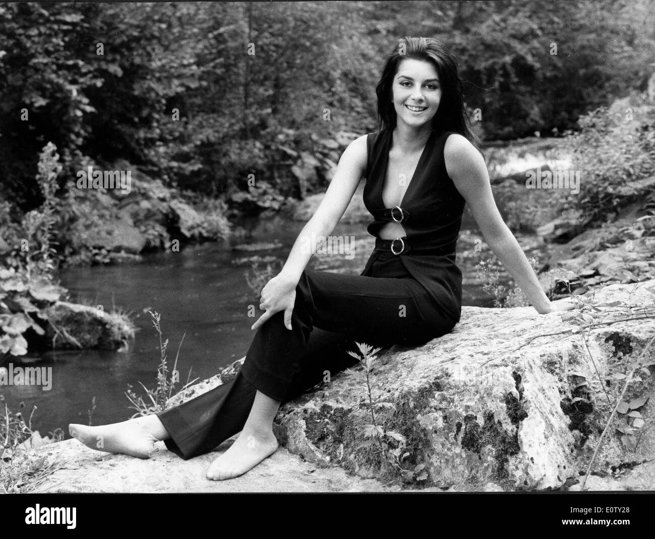 Retrato de la actriz Daniela Giordano sentado en el bosque Foto de stock