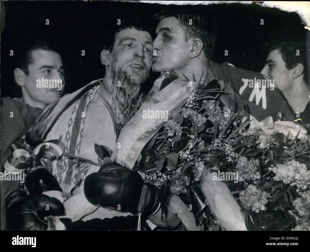 Enero 24, 1961 - Wladis Kopec felicita a Pablo Roux en su victoria Foto de stock