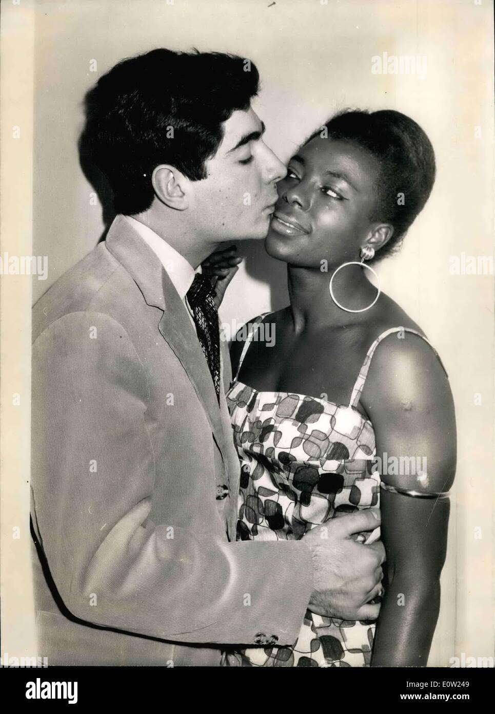 Febrero 02, 1961 - Negro la actriz hace un calor en un teatro de París: Lydia Ewande, una actriz Negra, posee uno de los papeles en el título ''les enfants de Coeur'', una comedia ahora se ejecuta en el Teatro des Capucines, en París. Co-protagonizada con ella es el joven actor francés Claude Rollet. La foto muestra Lydia y Claude Awande Rollet, en una escena de la obra. Foto de stock