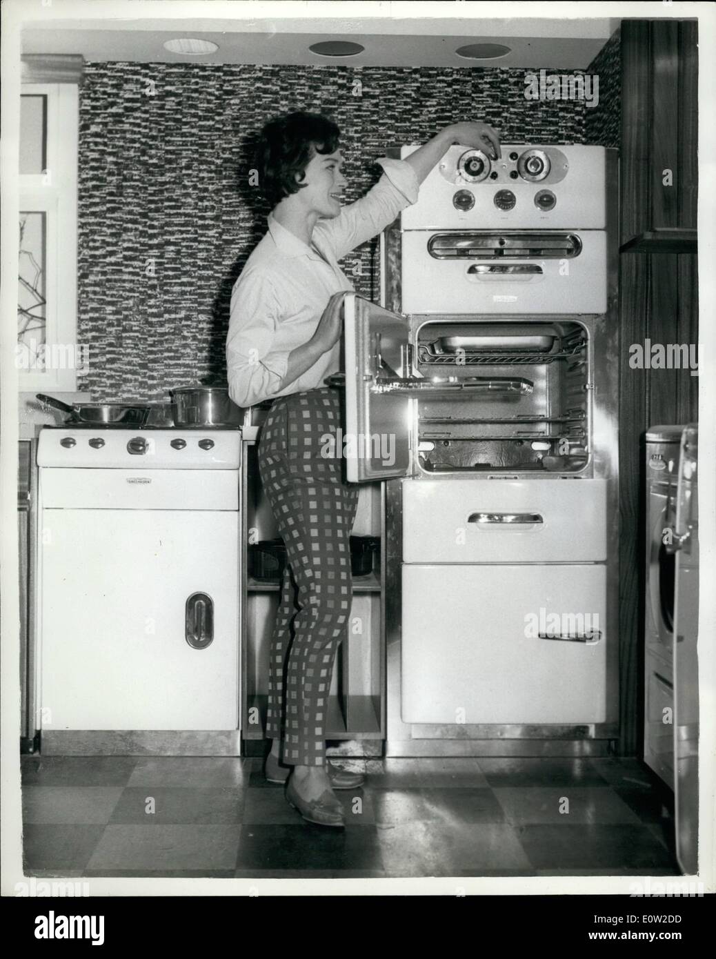 Febrero 02, 1961 - confort en el hogar - Exposición. Nuevo Spacemaster  cocina de gas. Muchos elementos nuevos se ve hoy en el confort en el hogar  Exposición organizada por el Consejo