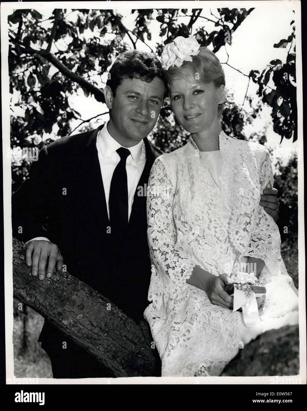 Jun 24, 1961 - Segundo boda por Petula Clark. Cantante Petula Clark que se casó en una ceremonia civil - antes esta polilla para Foto de stock