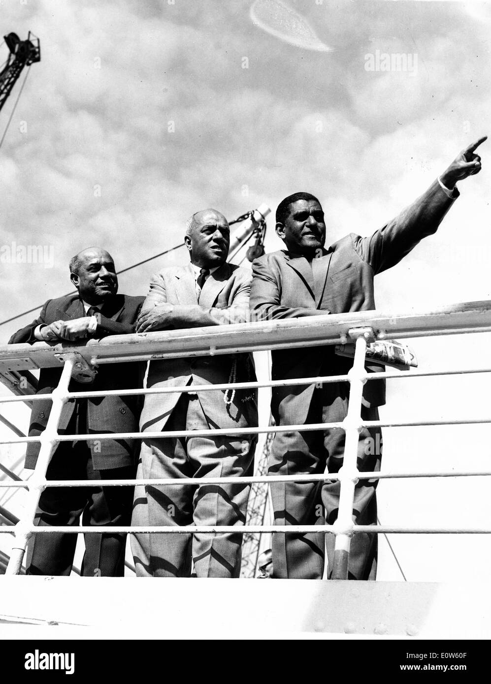 14 Jul, 1961; Londres, Reino Unido; los tres Bahreini árabes fueron condenados en Bahrein en 1956, acusado de intentar derrocar al Gobierno y a la Regla, assissinate Jeque Sulman Bin Hamad Al Khalifah. Apoyándose en los raíles de la camisa, el castillo de Warwick, cuando llegó en el King George V Dock están los tres Bahreini árabes (L-R) Abdul Rahman Baker, Abdul Ali ALAIWAT y ABDUL AZIZ SHAMLAN. Foto de stock