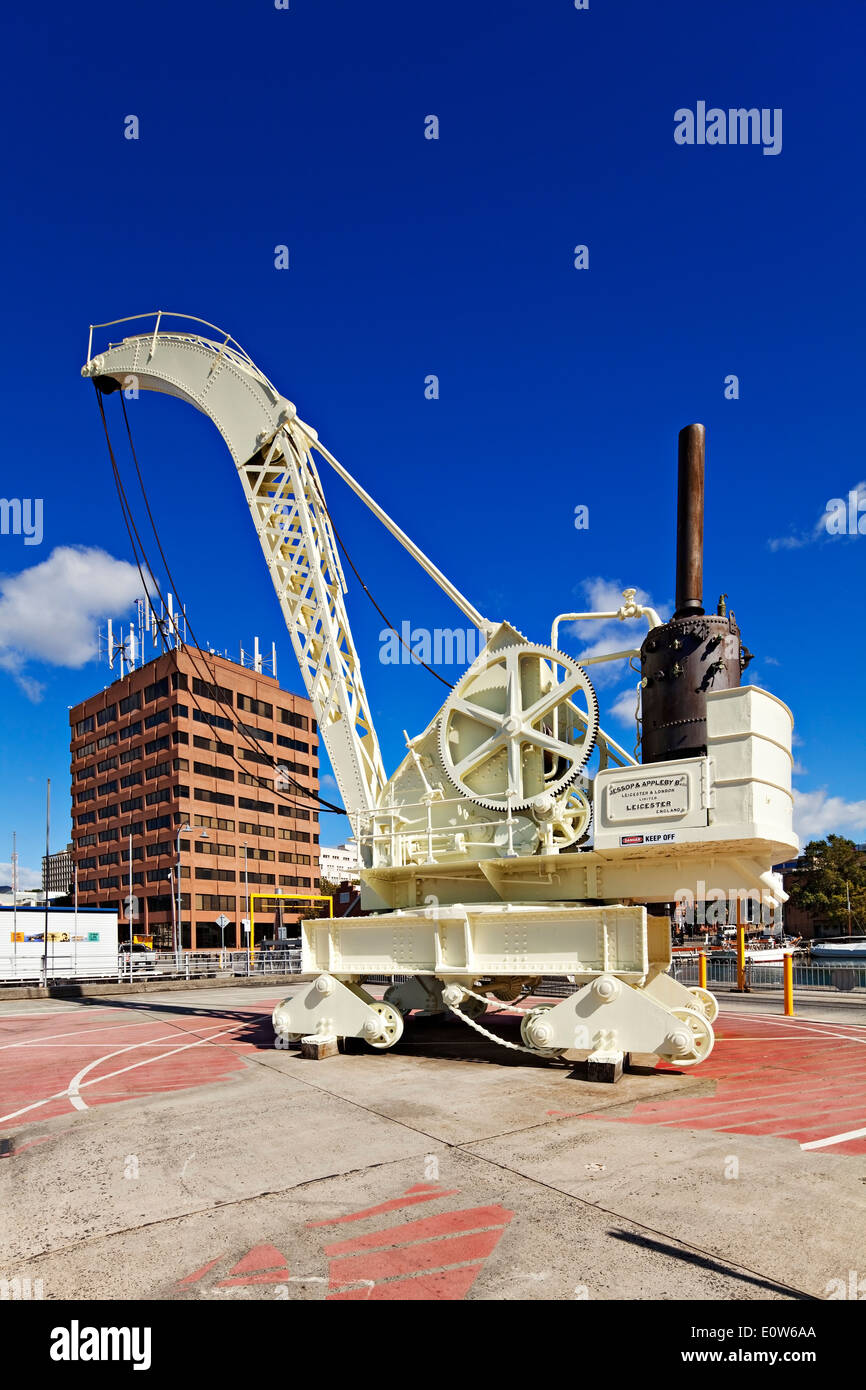 Hobart, Australia / un viejo y enorme grúa de vapor desde tiempos pasados en Victoria Dock. Foto de stock