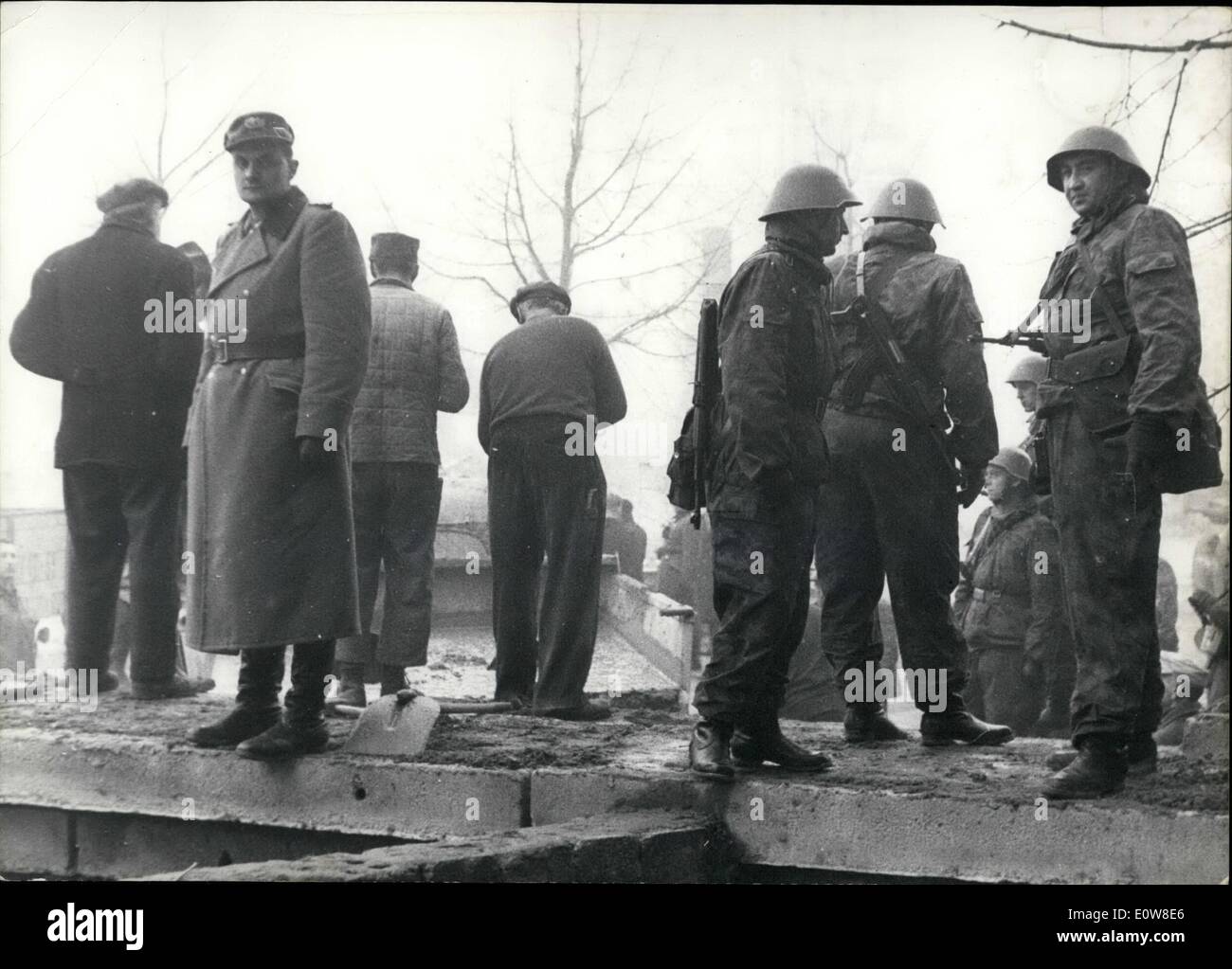 Nov 11, 1961 - Nuevo welle,c blonk andsplinte ditohes en Berlín ops : soldado de la wvolksarmee''viendo civiles de los trabajadores de Berlín oriental que debe construir el nuevo muro de concierto. En el fondo los trabajadores civiles. Foto de stock