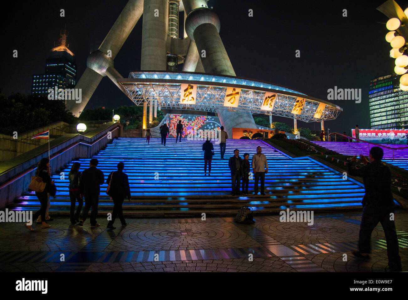 Escaleras iluminados de la Oriental Pearl Tower, Shanghai, China Foto de stock