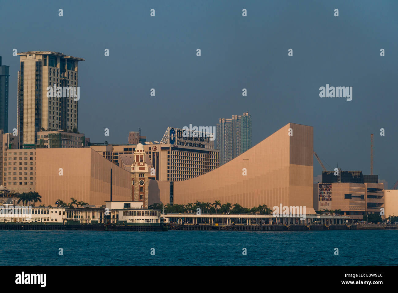 La torre del reloj y el Museo de Arte de Hong Kong, Kowloon, Hong Kong, China Foto de stock