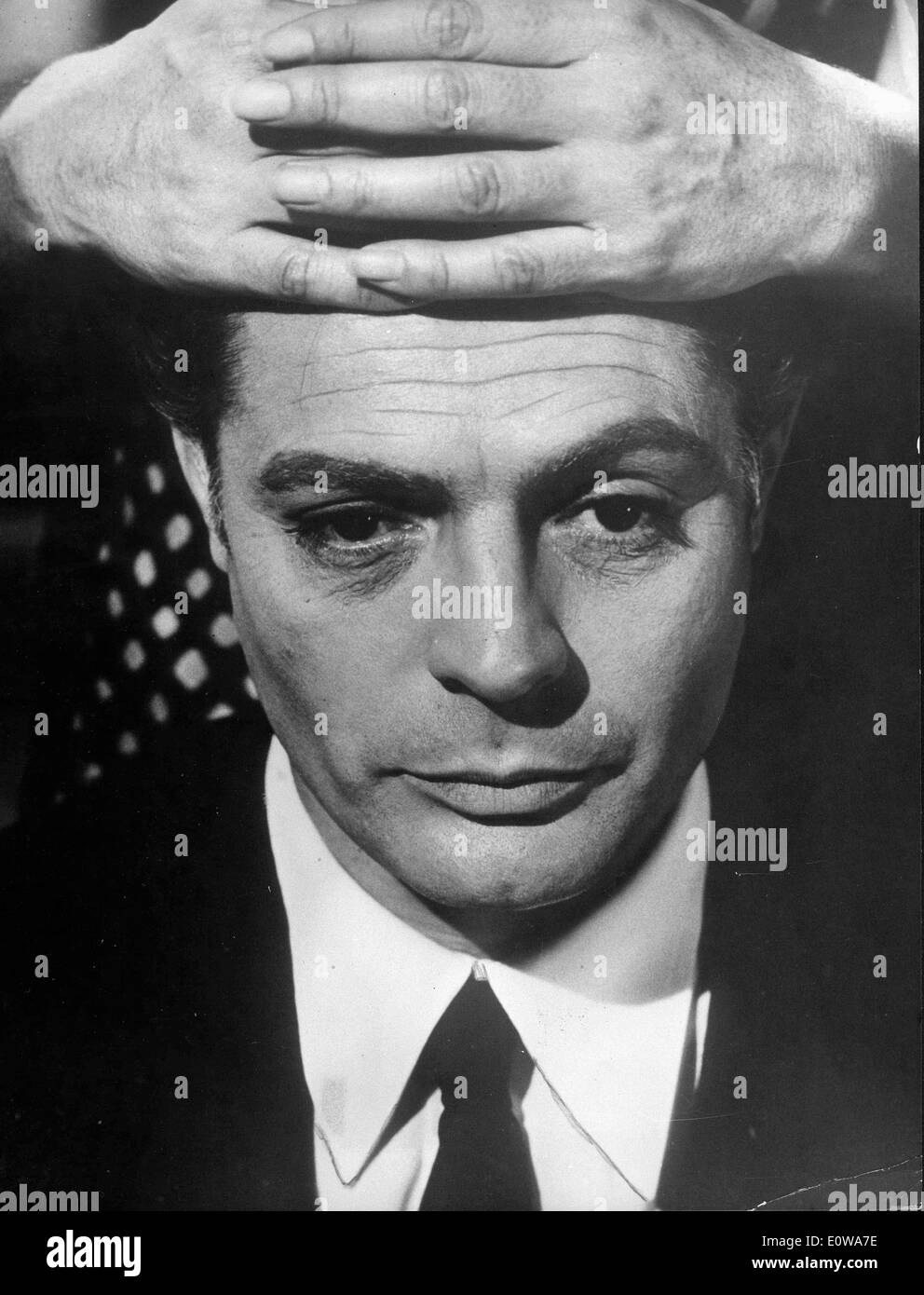 Retrato de Marcello Mastroianni con las manos en su frente Foto de stock