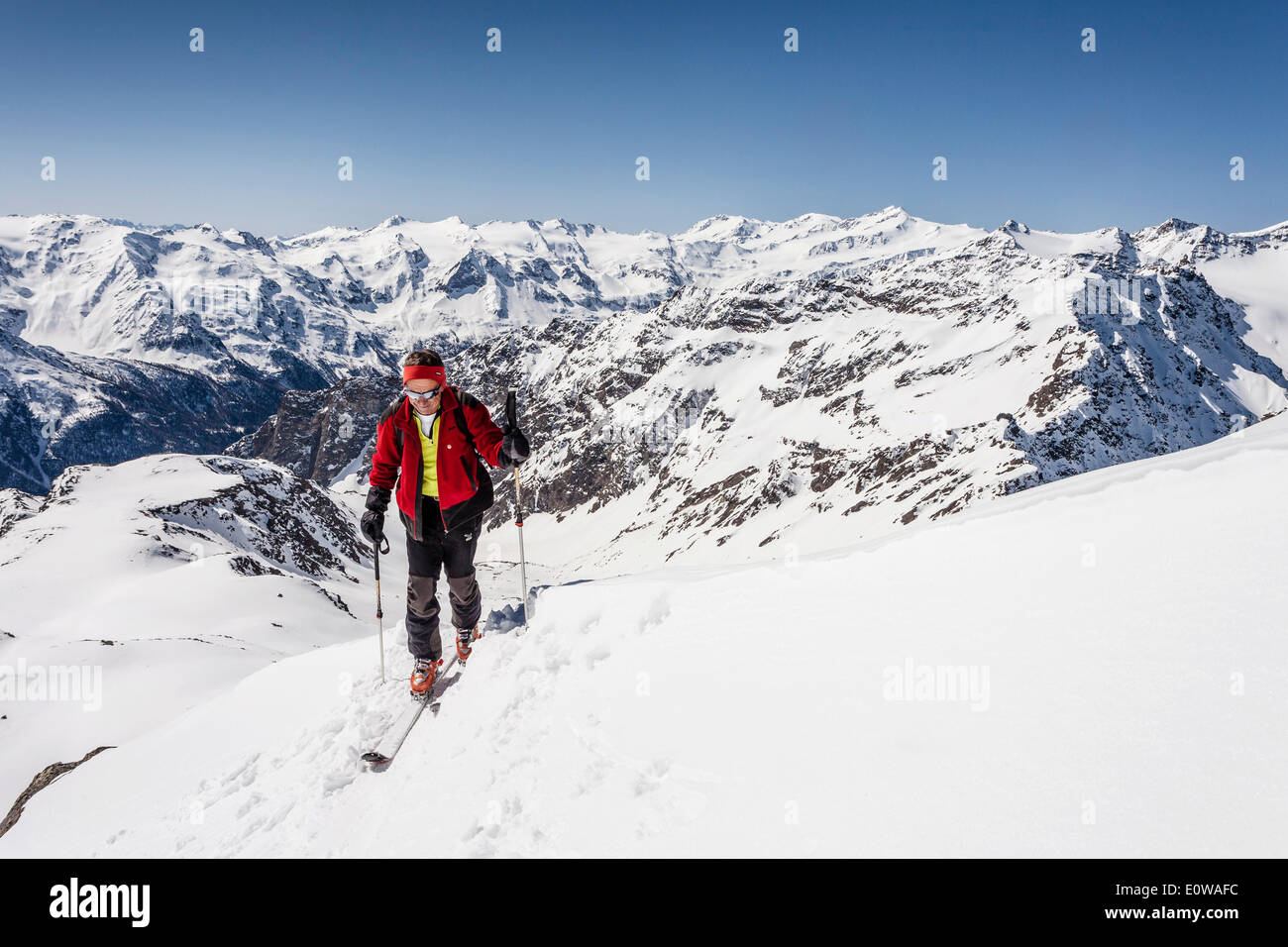 Ski tourer parado en la cima de Laaser Spitze Mountain, el Parque Nacional de Stelvio, montaña, Zufallspitze Veneziaspitze Foto de stock