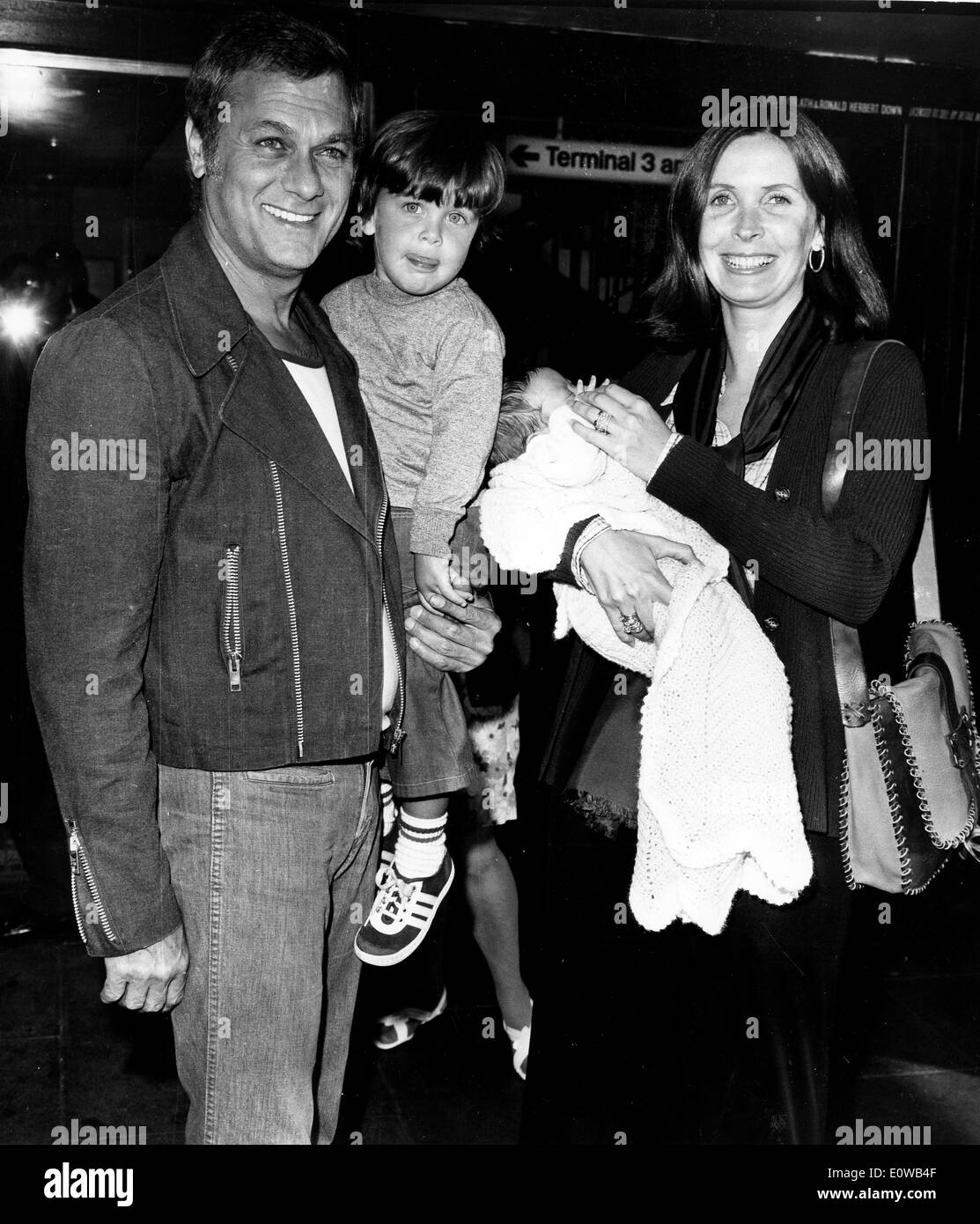 El actor Tony Curtis con su esposa Leslie Allen y sus hijos Foto de stock
